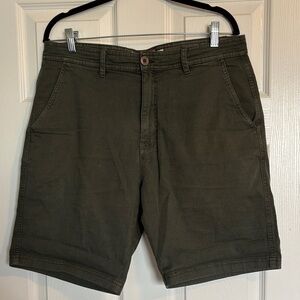 American Threads men’s dark green 9” inseam shorts size 34
